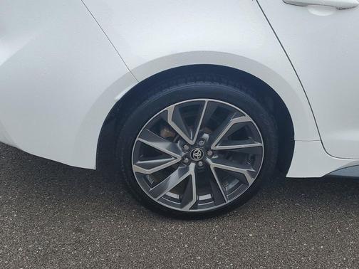 Super White w/Black Sand Pearl Roof 2021 Toyota Corolla SE