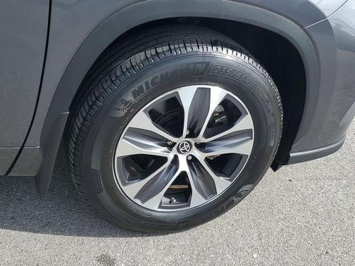 Magnetic Gray Metallic 2023 Toyota Highlander XLE