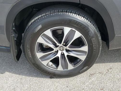 Magnetic Gray Metallic 2023 Toyota Highlander XLE