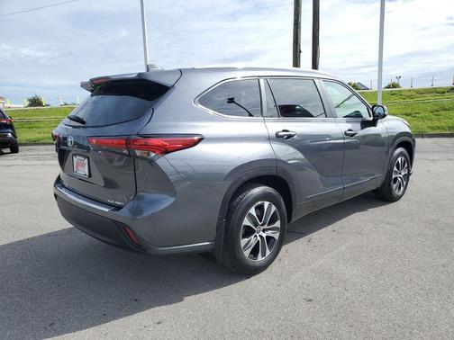 Magnetic Gray Metallic 2023 Toyota Highlander XLE