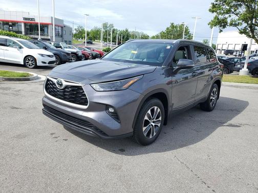 Magnetic Gray Metallic 2023 Toyota Highlander XLE