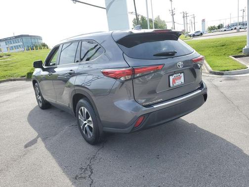 Magnetic Gray Metallic 2023 Toyota Highlander XLE