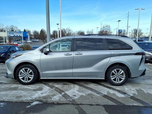 2025 Toyota Sienna XLE