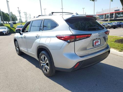 Celestial Silver Metallic 2023 Toyota Highlander XLE