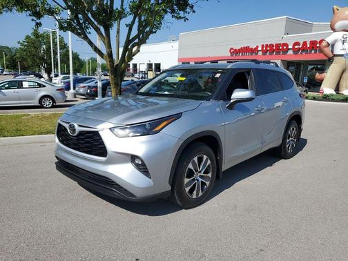Celestial Silver Metallic 2023 Toyota Highlander XLE