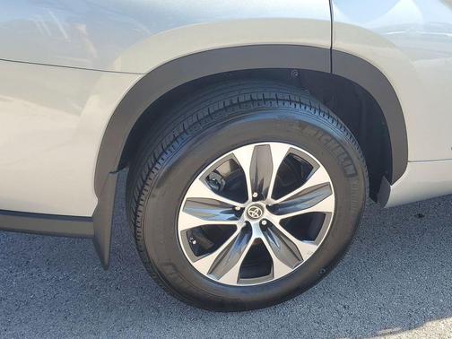 Celestial Silver Metallic 2023 Toyota Highlander XLE
