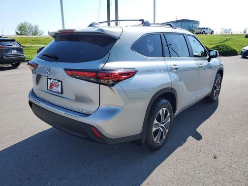 Celestial Silver Metallic 2023 Toyota Highlander XLE