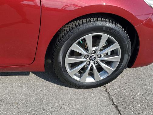 Pearl 2016 Toyota Camry Hybrid XLE