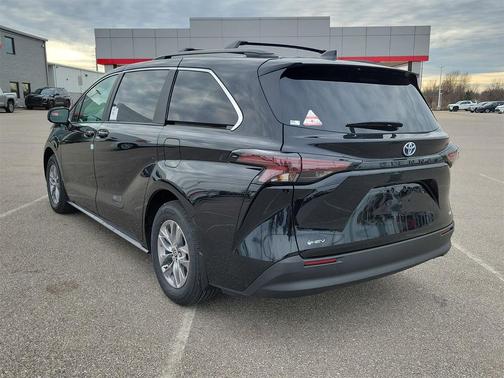 2025 Toyota Sienna LE