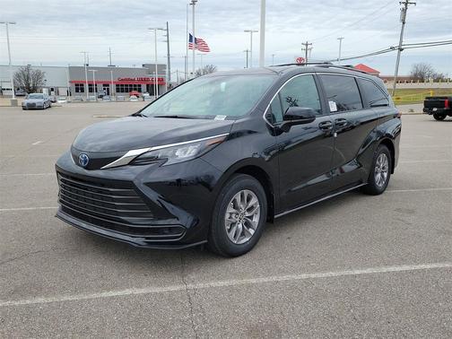 2025 Toyota Sienna LE