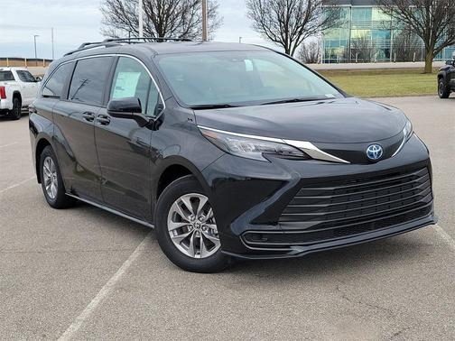 2025 Toyota Sienna LE