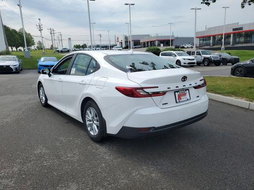 Ice 2025 Toyota Camry LE