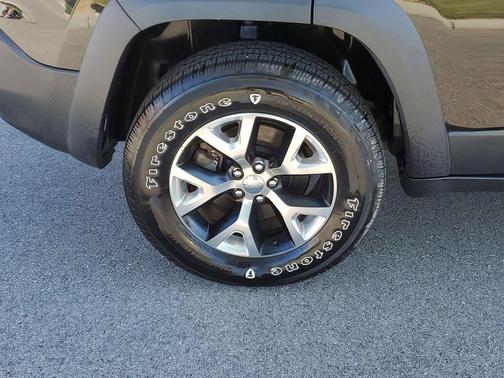 Brilliant Black Crystal Pearlcoat 2014 Jeep Cherokee Trailhawk