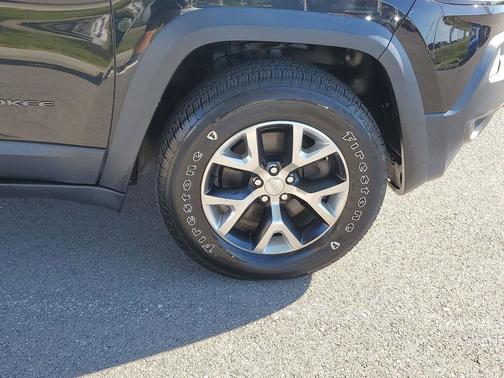 Brilliant Black Crystal Pearlcoat 2014 Jeep Cherokee Trailhawk