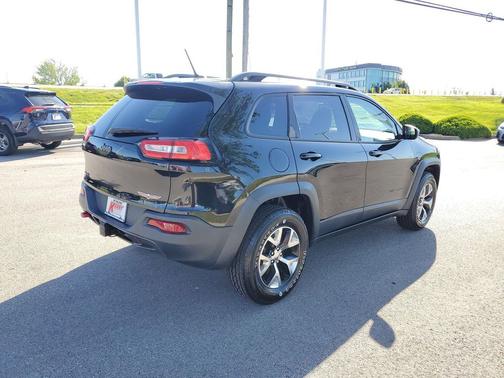 Brilliant Black Crystal Pearlcoat 2014 Jeep Cherokee Trailhawk