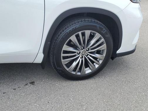 Wind Chill Pearl 2023 Toyota Highlander Platinum