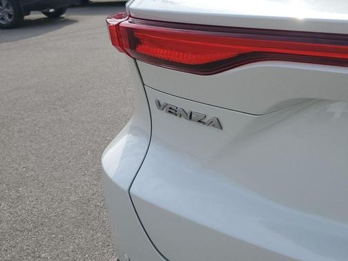 Blizzard Pearl 2022 Toyota Venza XLE