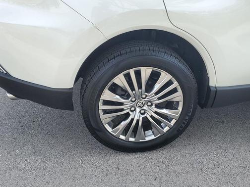 Blizzard Pearl 2022 Toyota Venza XLE