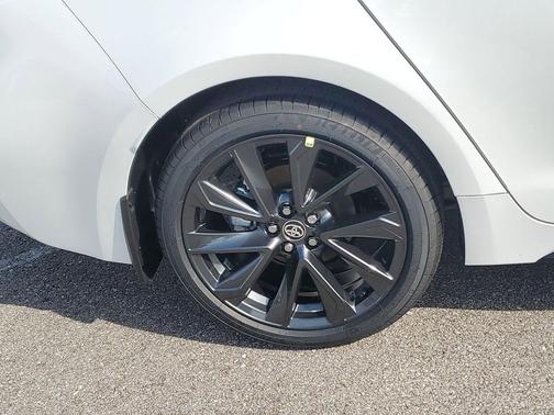 Wind Chill Pearl/Midnight Black Metallic 2026 Toyota Corolla XSE