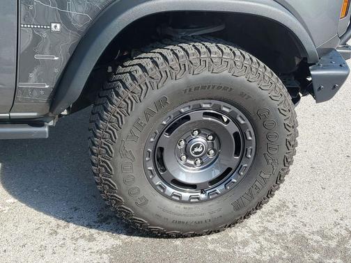 Carbonized Gray Metallic 2024 Ford Bronco Everglades