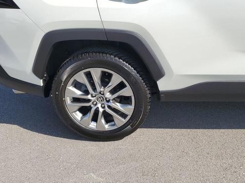 Blizzard Pearl 2022 Toyota RAV4 Limited