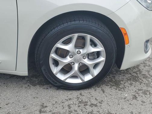 Luxury White Pearlcoat 2019 Chrysler Pacifica Touring-L Plus