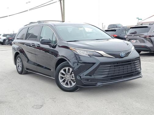2023 Toyota Sienna LE