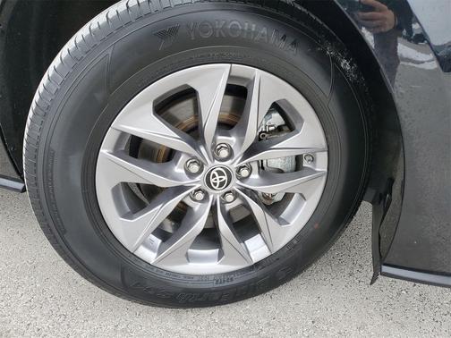 2023 Toyota Sienna LE