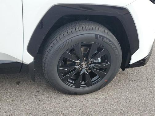 Ice 2026 Toyota RAV4 SE
