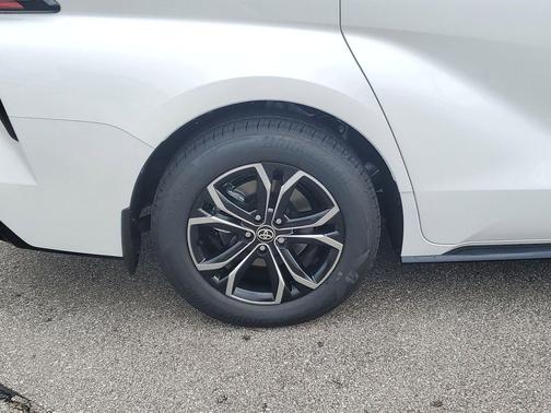 Pearl 2026 Toyota Sienna Platinum