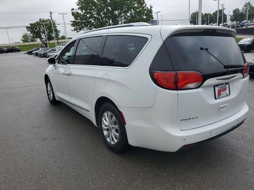 Bright White Clearcoat 2019 Chrysler Pacifica Touring L