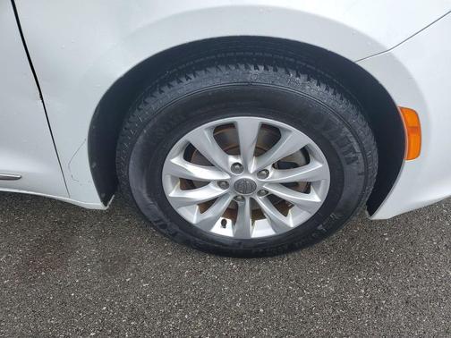Bright White Clearcoat 2019 Chrysler Pacifica Touring L