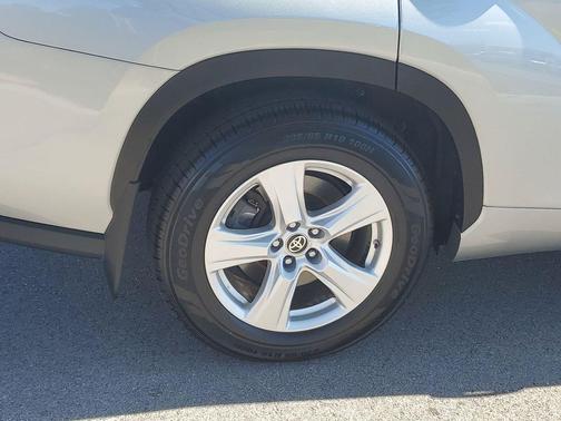 Celestial Silver Metallic 2023 Toyota Highlander LE