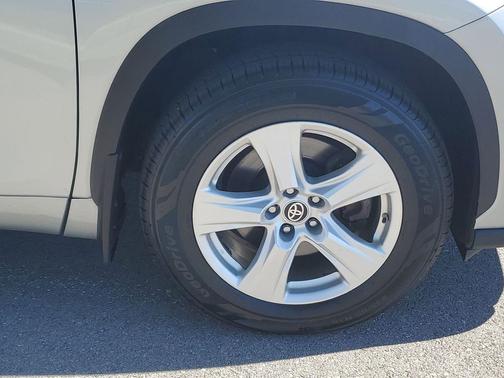 Celestial Silver Metallic 2023 Toyota Highlander LE