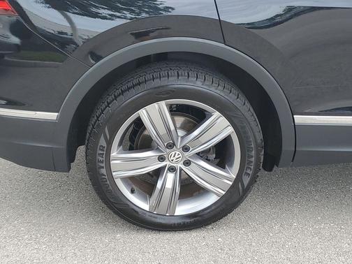 Deep Black 2021 Volkswagen Tiguan 2.0T SEL