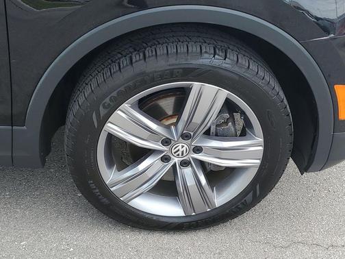 Deep Black 2021 Volkswagen Tiguan 2.0T SEL