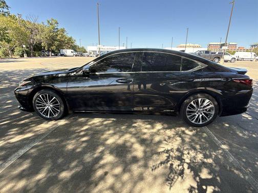 2022 Lexus ES 300h Base