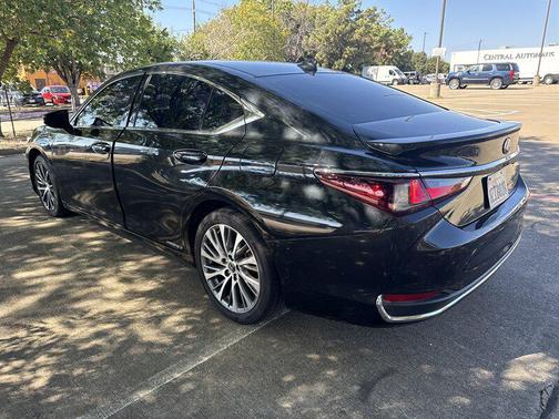 2022 Lexus ES 300h Base