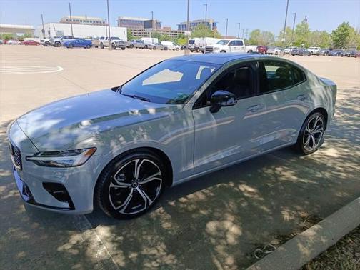 2024 Volvo S60 B5 Core Dark Theme