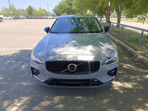2024 Volvo S60 B5 Core Dark Theme