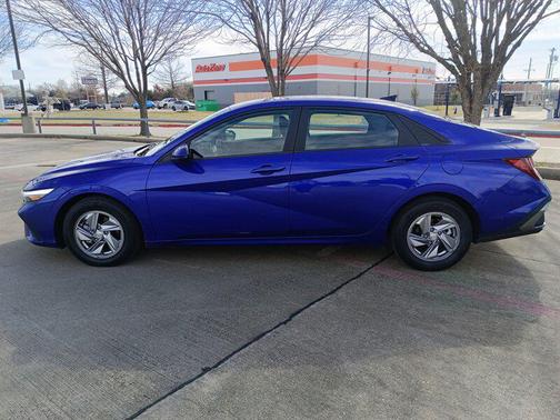2024 Hyundai ELANTRA SE