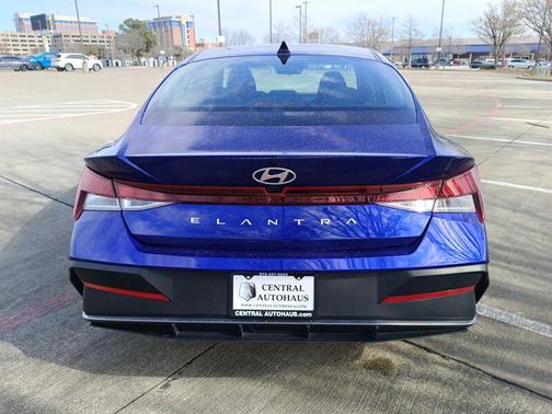2024 Hyundai ELANTRA SE