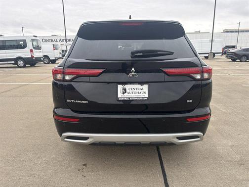 Black 2024 Mitsubishi Outlander SE 2.5 2WD