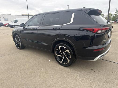 Black 2024 Mitsubishi Outlander SE 2.5 2WD