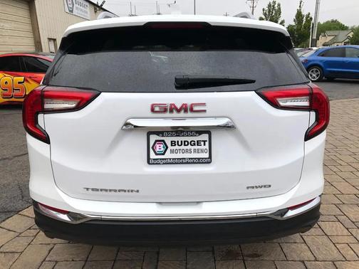 White 2024 GMC Terrain SLT