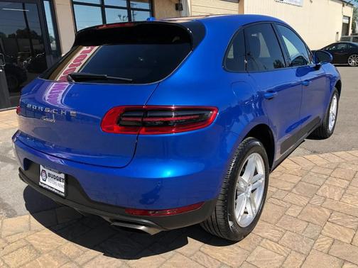 Sapphire Blue Metallic 2017 Porsche Macan Macan