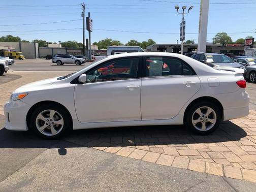 Super White 2013 Toyota Corolla S