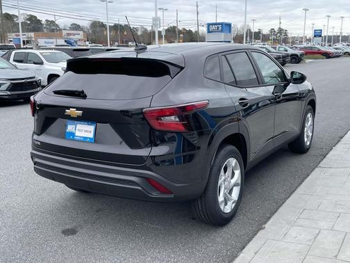 Mosaic Black Metallic 2026 Chevrolet Trax LS