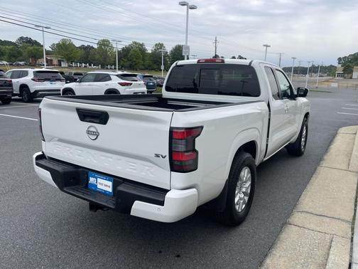 Glacier White 2024 Nissan Frontier SV