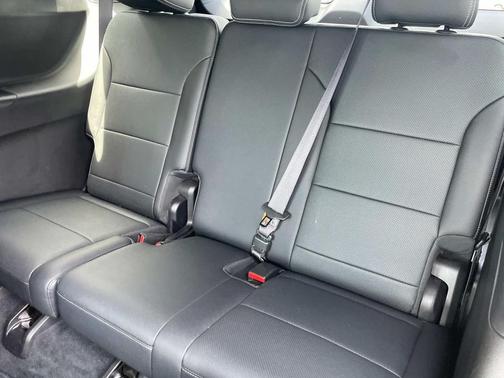 Mosaic Black Metallic 2025 Chevrolet Traverse LT